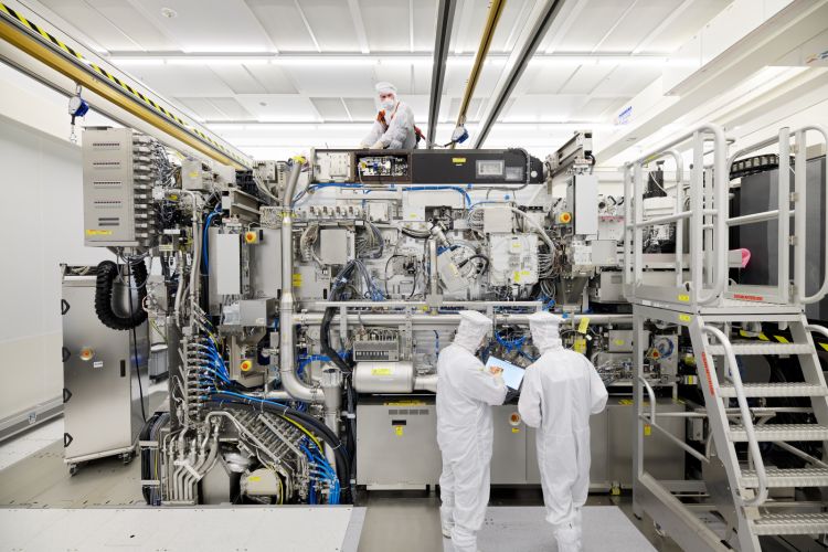 ASML_Cleanroom_Assembly_April2019_38