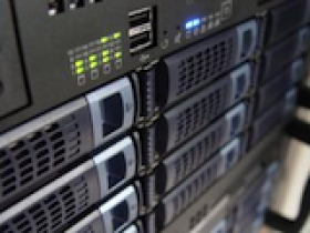 Servers onderdompelen in olie verlaagt energieverbruik van supercomputer aanzienlijk