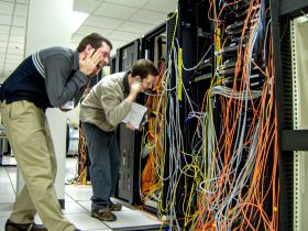 Niemand ontwerpt bewust kabelspaghetti, toch blijft cable management in veel datacenters lastig